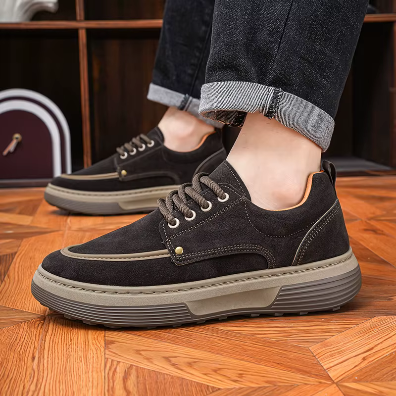 Les chaussures décontractées d'affaires minimalistes pour hommes sont à la mode, polyvalentes, légèr