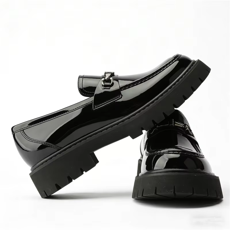 Chaussures en cuir pour hommes à décoration métallique, grande taille, style mode, à talon épais et 
