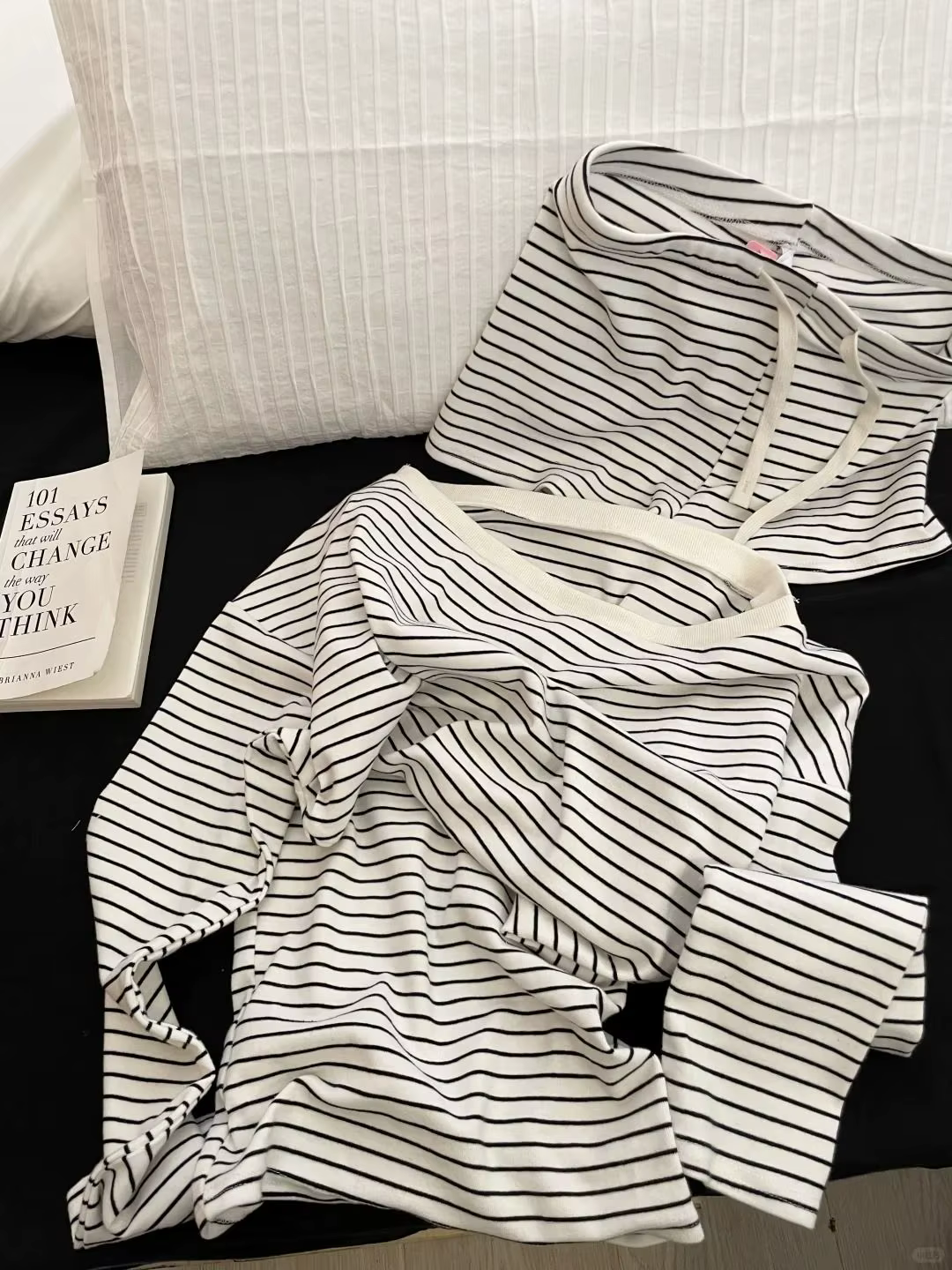 Pyjama à manches longues de style coréen, avec rayures noires et blanches et shorts à épaules dénudé