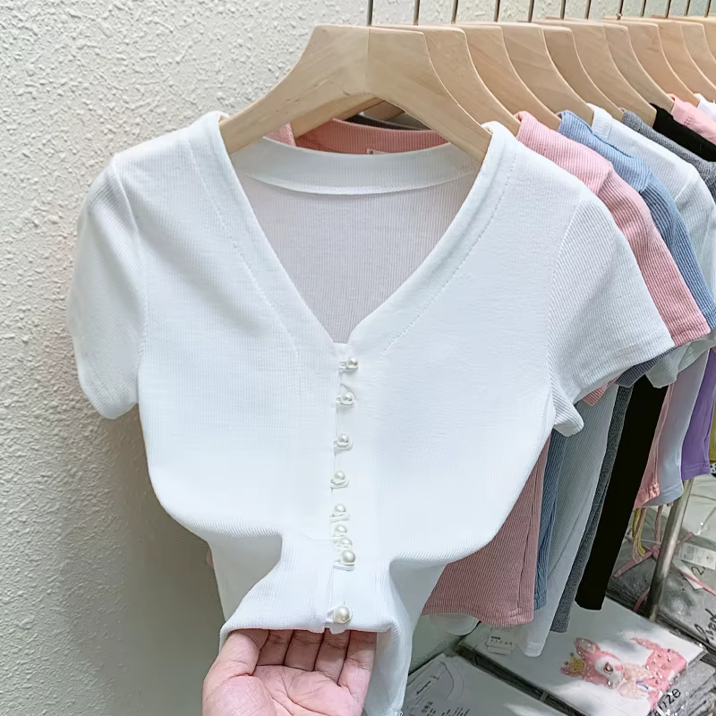 T-shirt court à col en V avec boutons en perles pour femme, cardigan slim, monochrome, t-shirt d'été