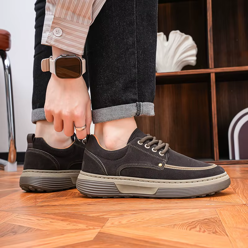 Les chaussures décontractées d'affaires minimalistes pour hommes sont à la mode, polyvalentes, légèr