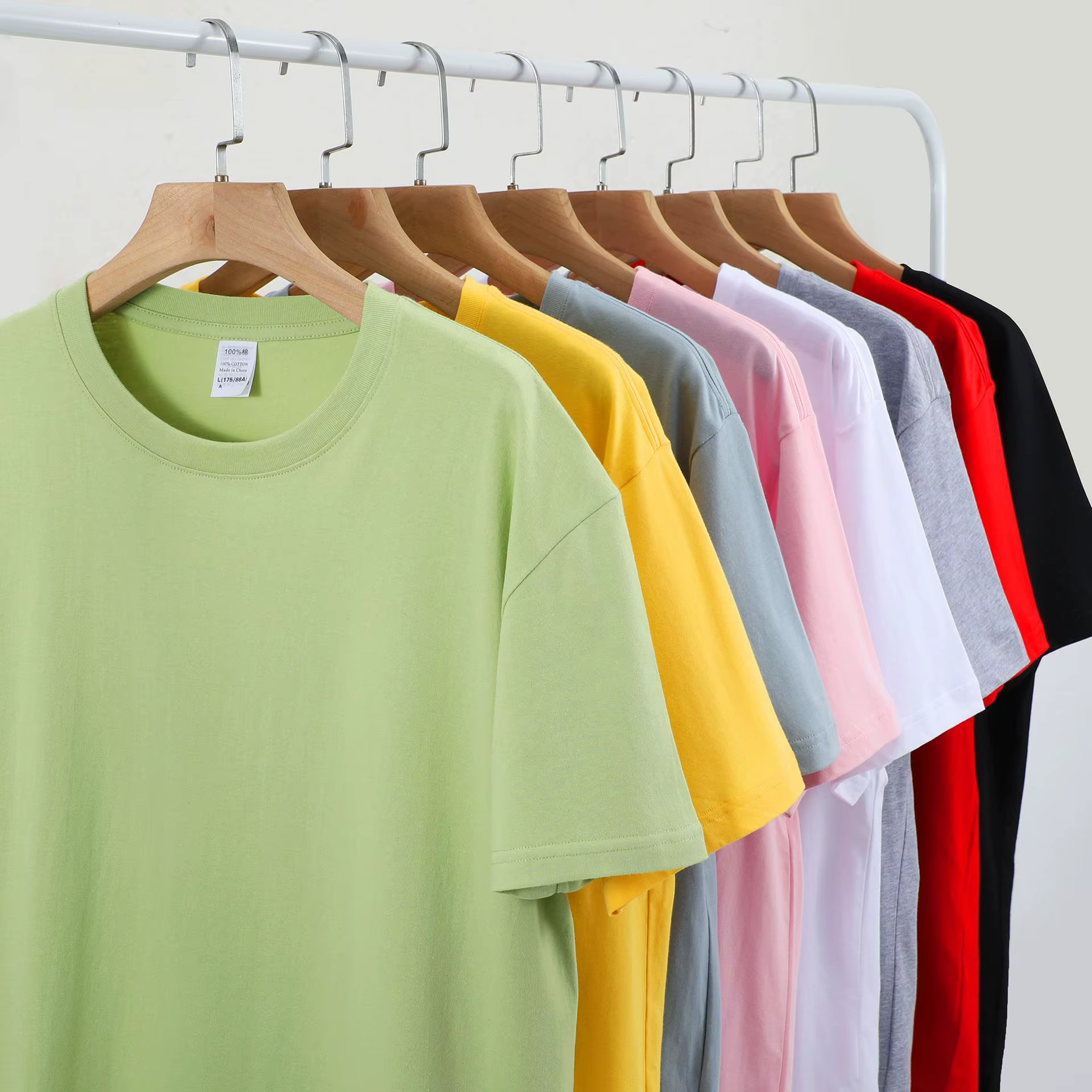 "T-shirt Yoshi unisexe d'été 2025, vert clair! Yoshi pelucheux surdimensionné + pose ludique pour un