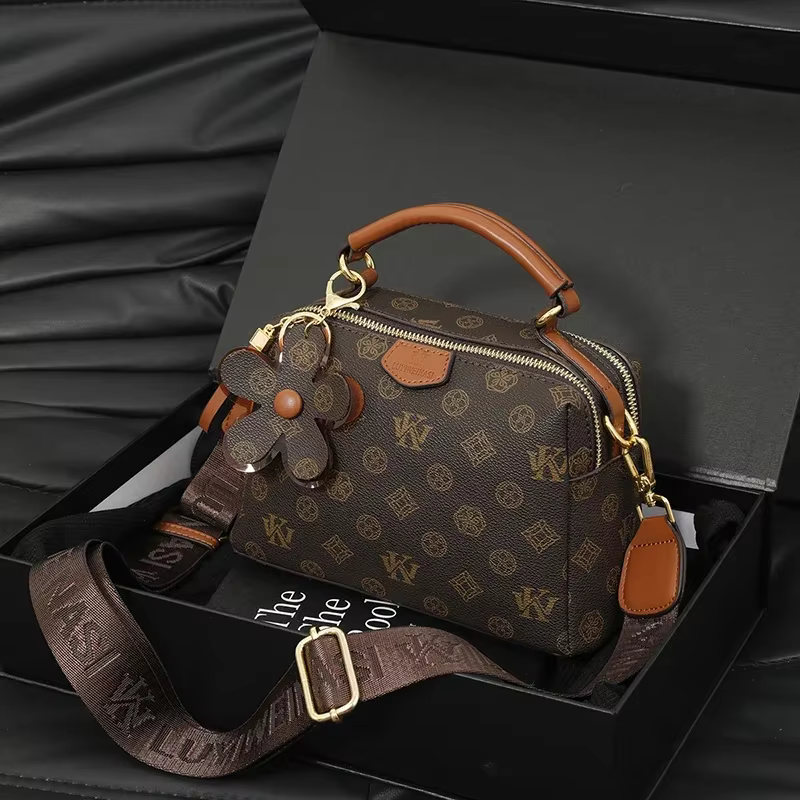Sac à langer en cuir tendance pour femmes : Sac messager bandoulière unique avec logo de créateur de