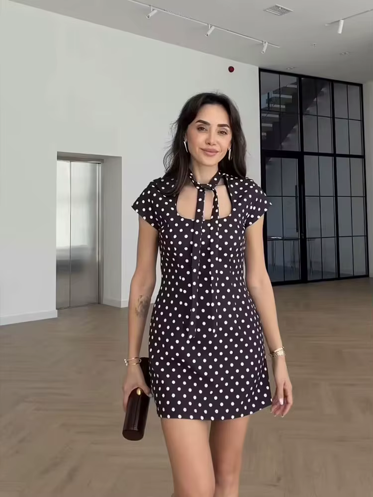 Robe Courte Femme HH Tendance Été 2026 à Pois, Manches Courtes, Lacets et Découpes – Style Urbain Él