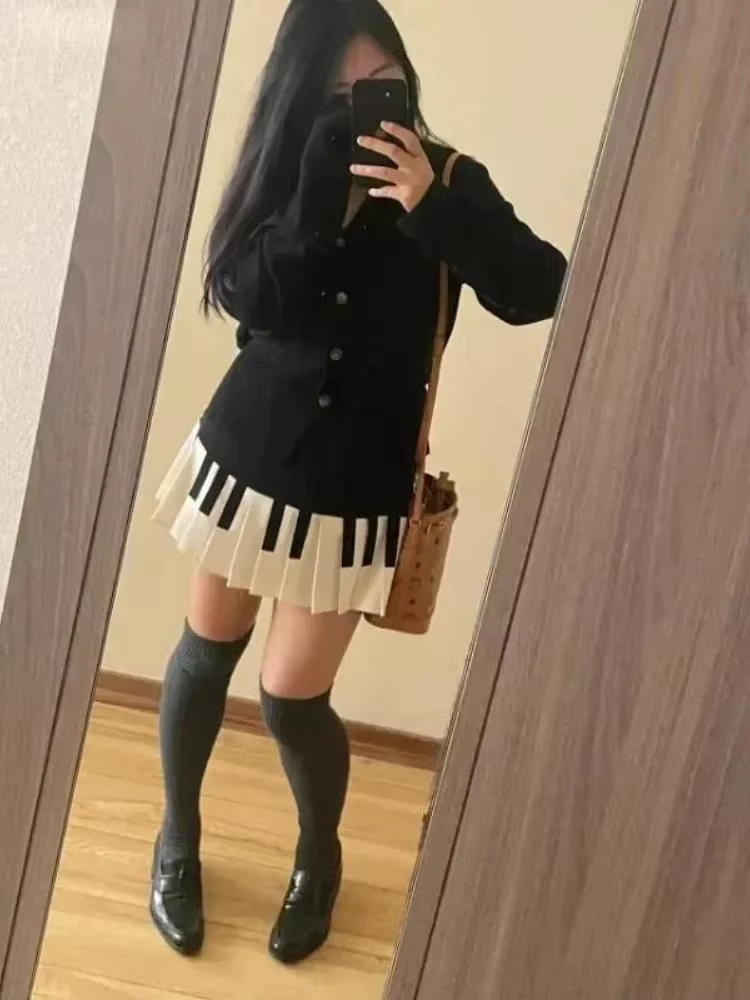 Printemps noir blanc épissé femmes jupe courte Y2k conception mince Harajuku Mini jupe femme Empire
