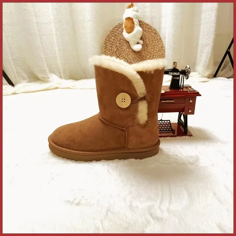 Une paire de bottes de neige en pure peau de mouton et laine pour femme, chaudes et confortables. Ch
