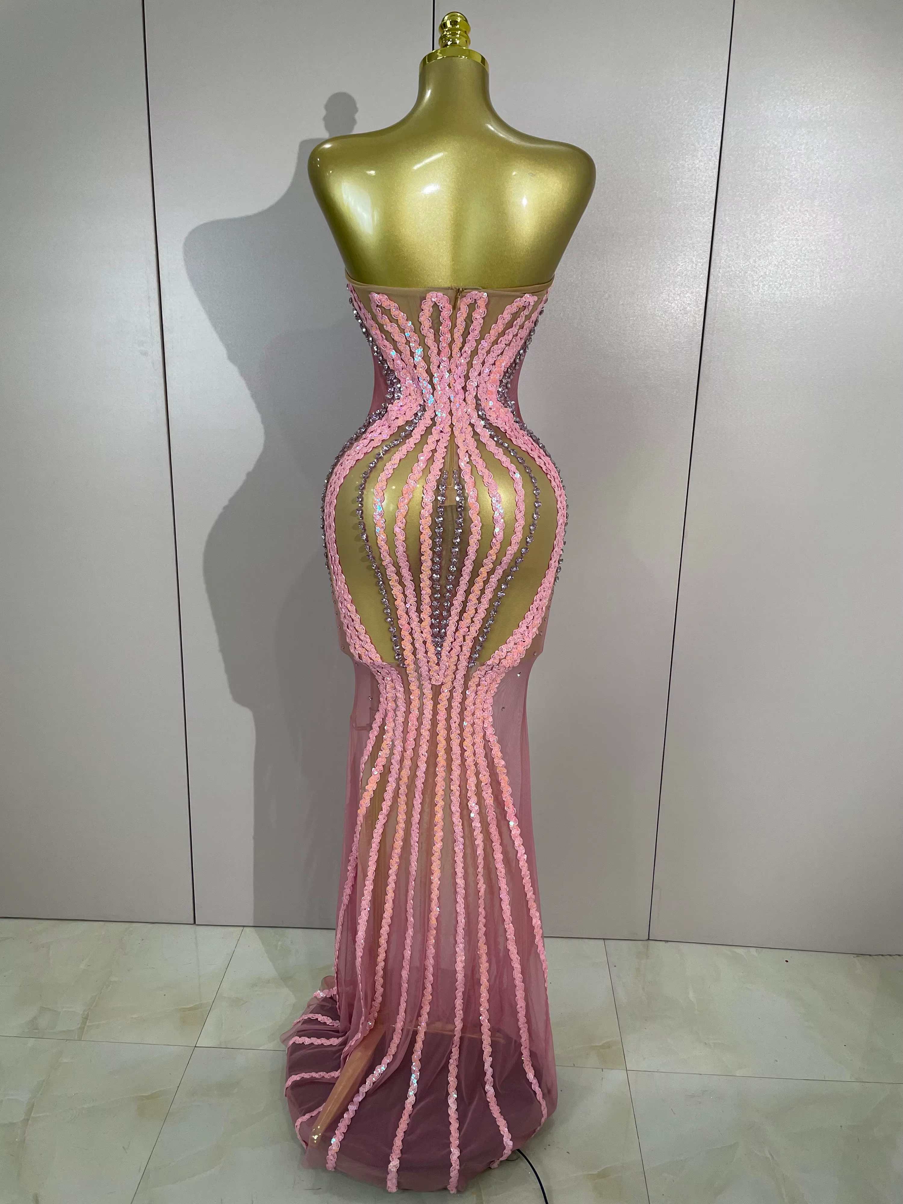 Robe longue sexy scintillante rose avec strass et paillettes, sans bretelles, en maille transparente