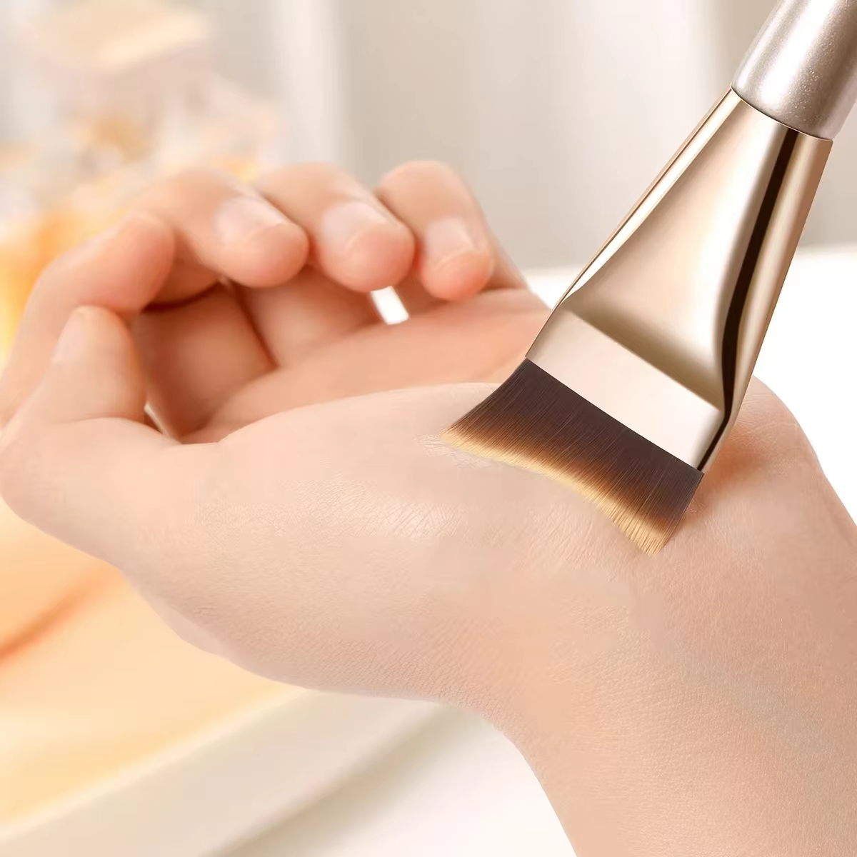Pinceau de fond de teint Arc-Fit - Contour ergonomique pour un mélange sans traces, poils micro-flex