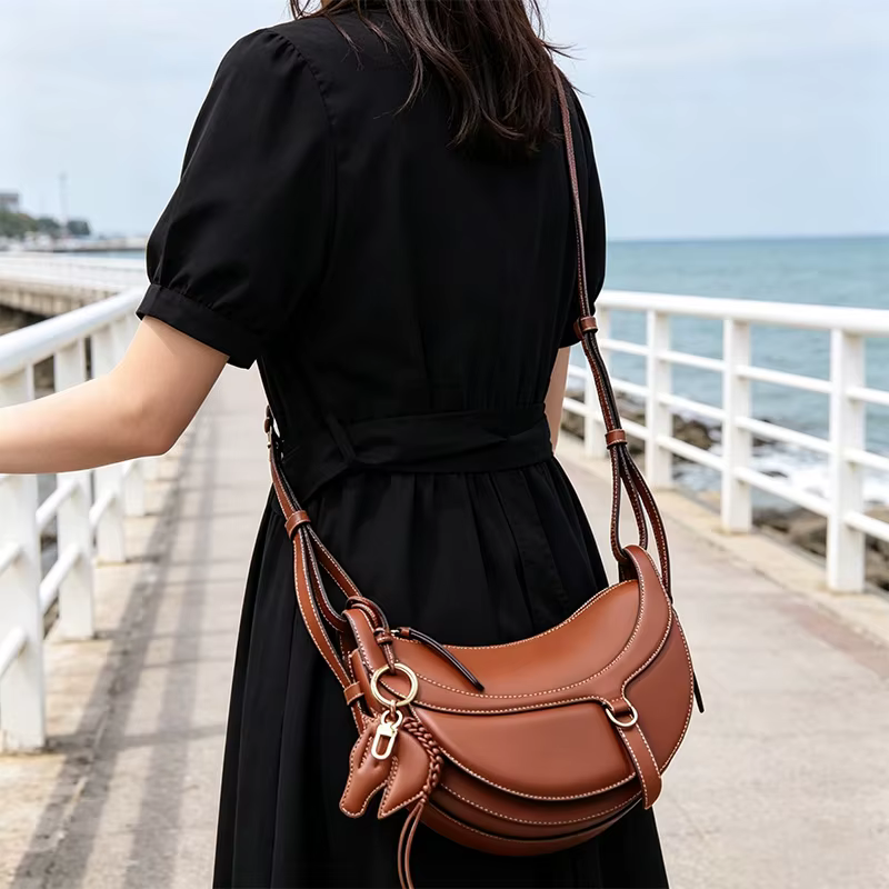 Nouveau sac à bandoulière et sac croisé demi-lune en cuir véritable pour femme 2026, idéal pour le q