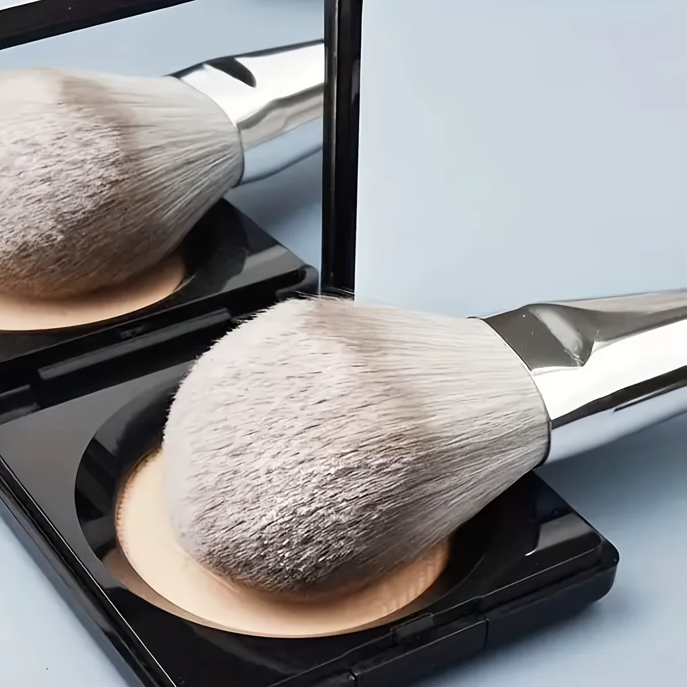 Ensemble de pinceaux de maquillage professionnels argentés de 14 pièces |   Comprend 2 bouffées en v