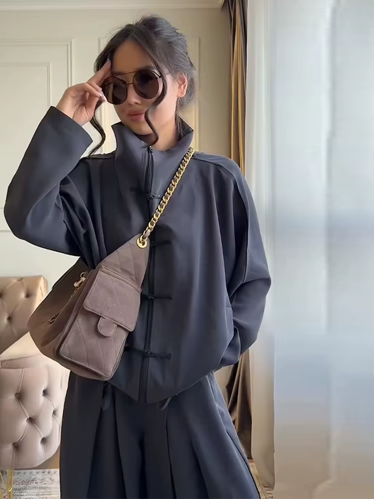 Ensemble deux pièces pour femme : Haut à col montant zippé à manches longues avec nœud et boutons, p