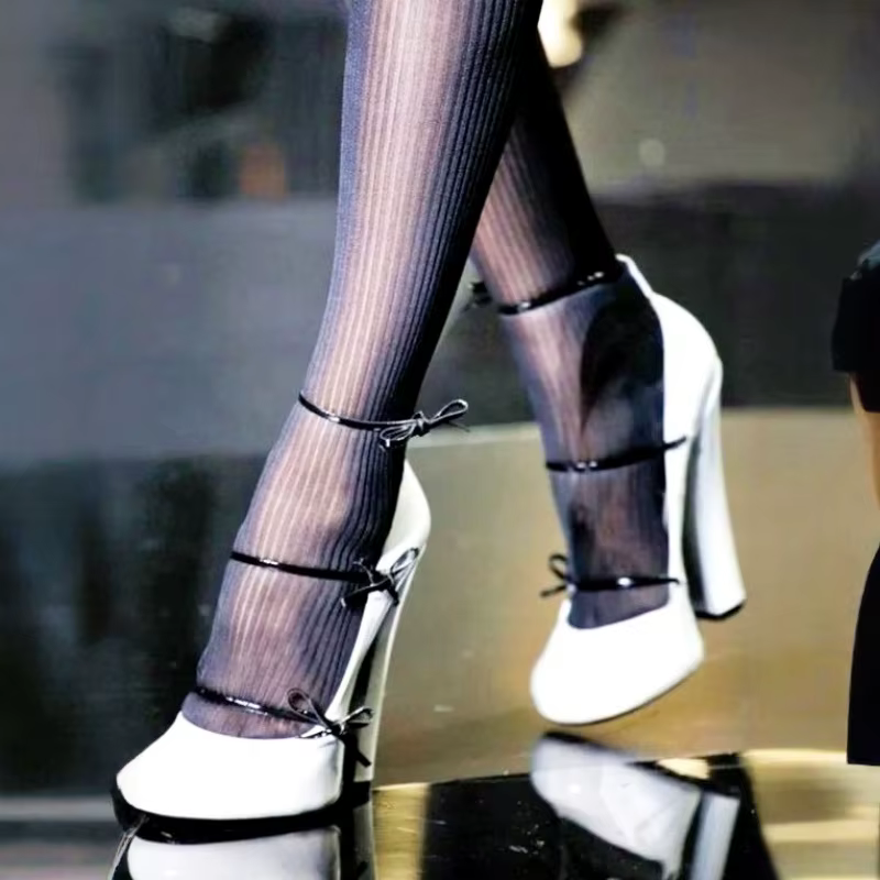 Chaussures à talons hauts en cuir verni avec nœud papillon Arden Furtado, bout rond, talons épais, e