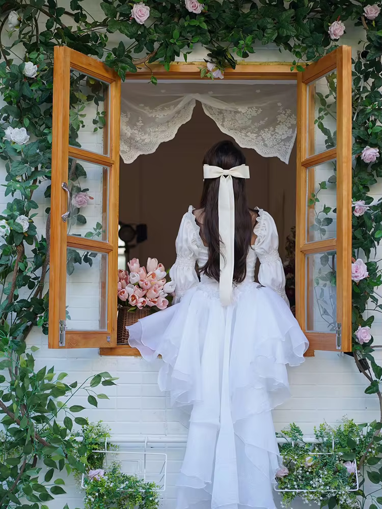 REDDACHiC Robe de soirée princesse pour femmes, broderie florale blanche, manches bouffantes, dos nu