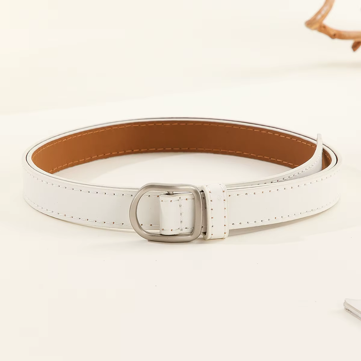 Ceinture paresseuse décontractée Simple perforée pour femmes, associée à des jeans, ceinture en cuir