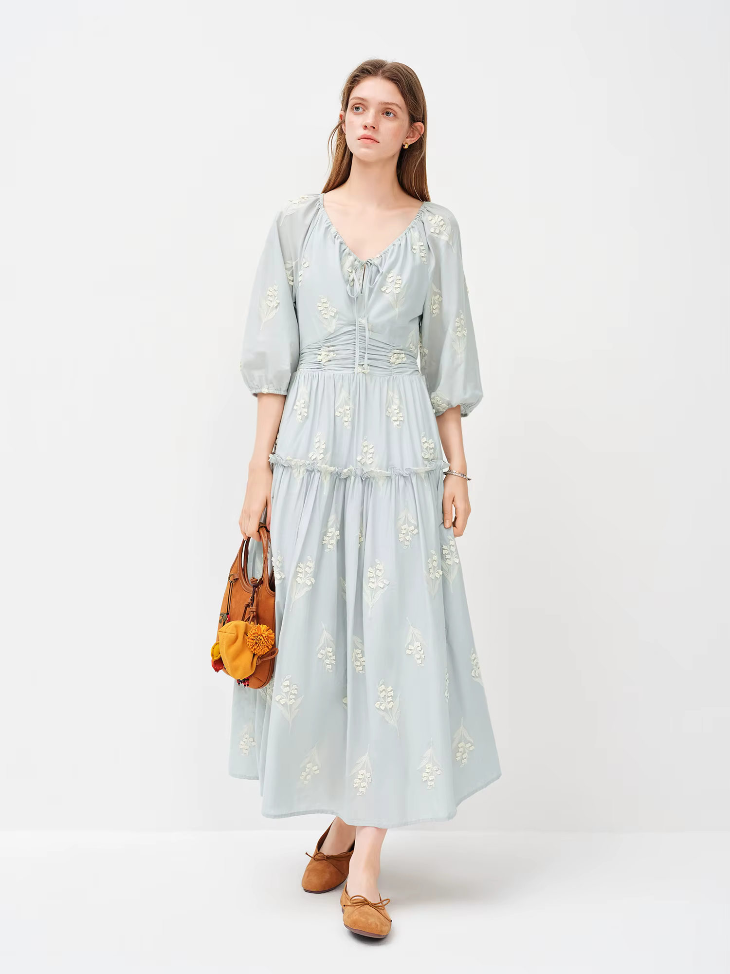Robe florale brodée texturée éthérée pour femme FSLE 2026 - Longueur midi inspirée du muguet pour le