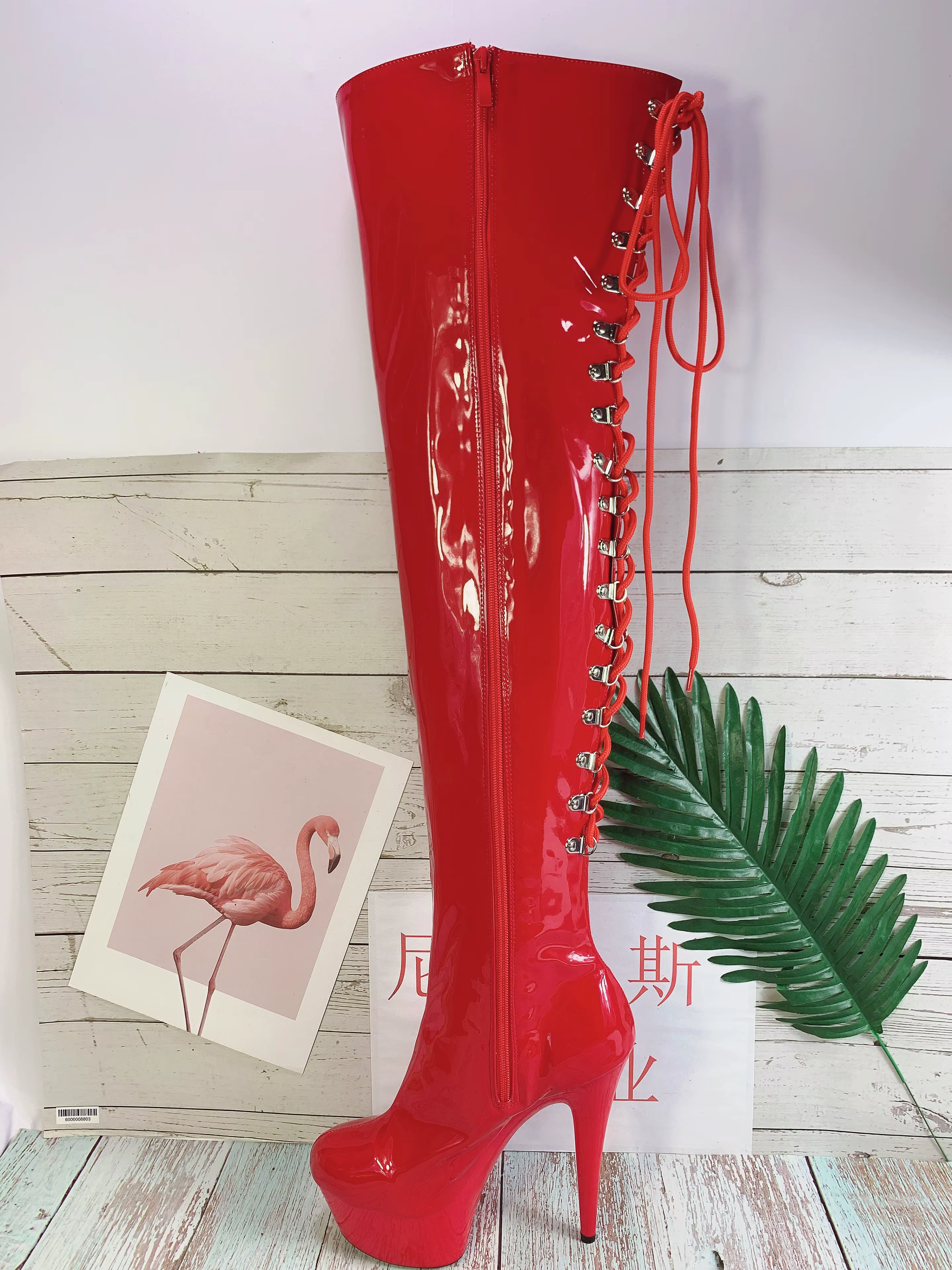 Talons hauts de 15 cm, cuissardes, avec une sangle croisée au dos, spectacle de danse pôle de club s