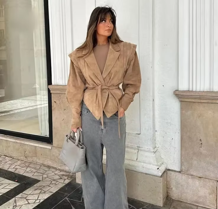 Nouvelle Veste Femme Automne 2026 Chaudes à Col Revers, Ourlet Irrégulier, Ceinture, Boutons et Plis