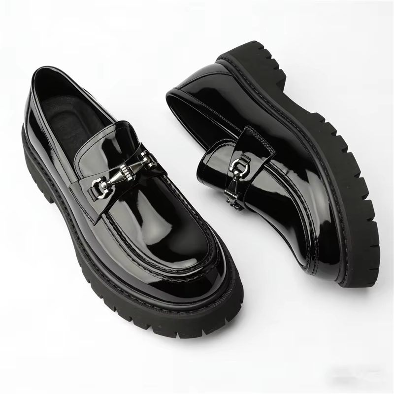 Chaussures en cuir pour hommes à décoration métallique, grande taille, style mode, à talon épais et 