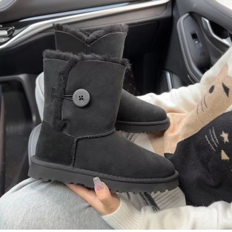 Une paire de bottes de neige en pure peau de mouton et laine pour femme, chaudes et confortables. Ch