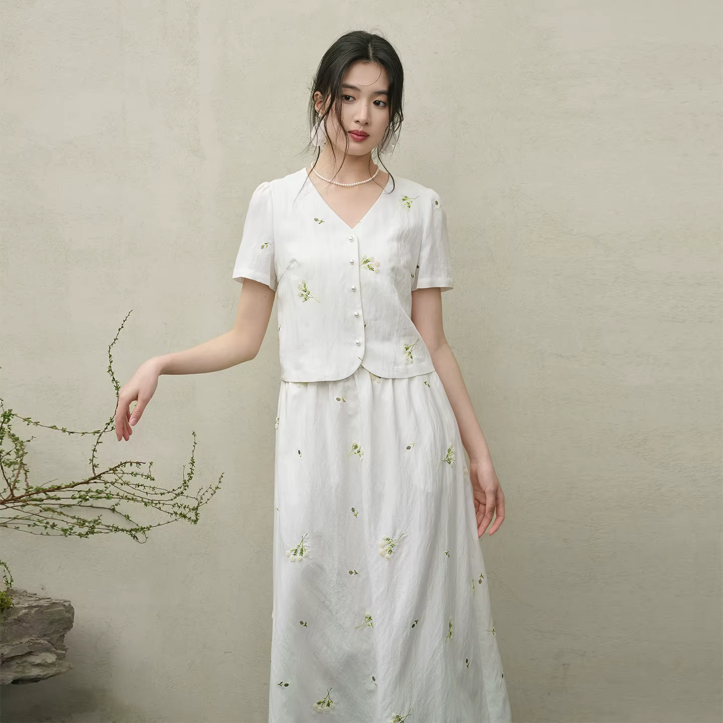 Ensemble deux pièces brodé floral SENTUBILA pour femme, haut court à col en V avec boutons nacrés et