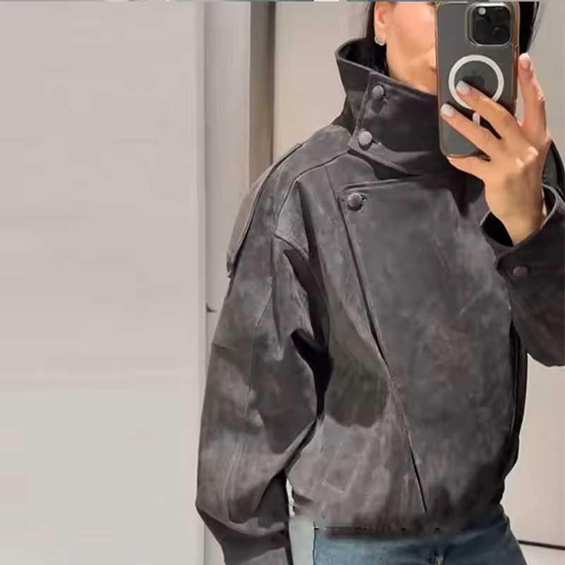 Blouson biker pour femme en cuir texturé gris foncé, avec col montant boutonné asymétrique, ourlet é