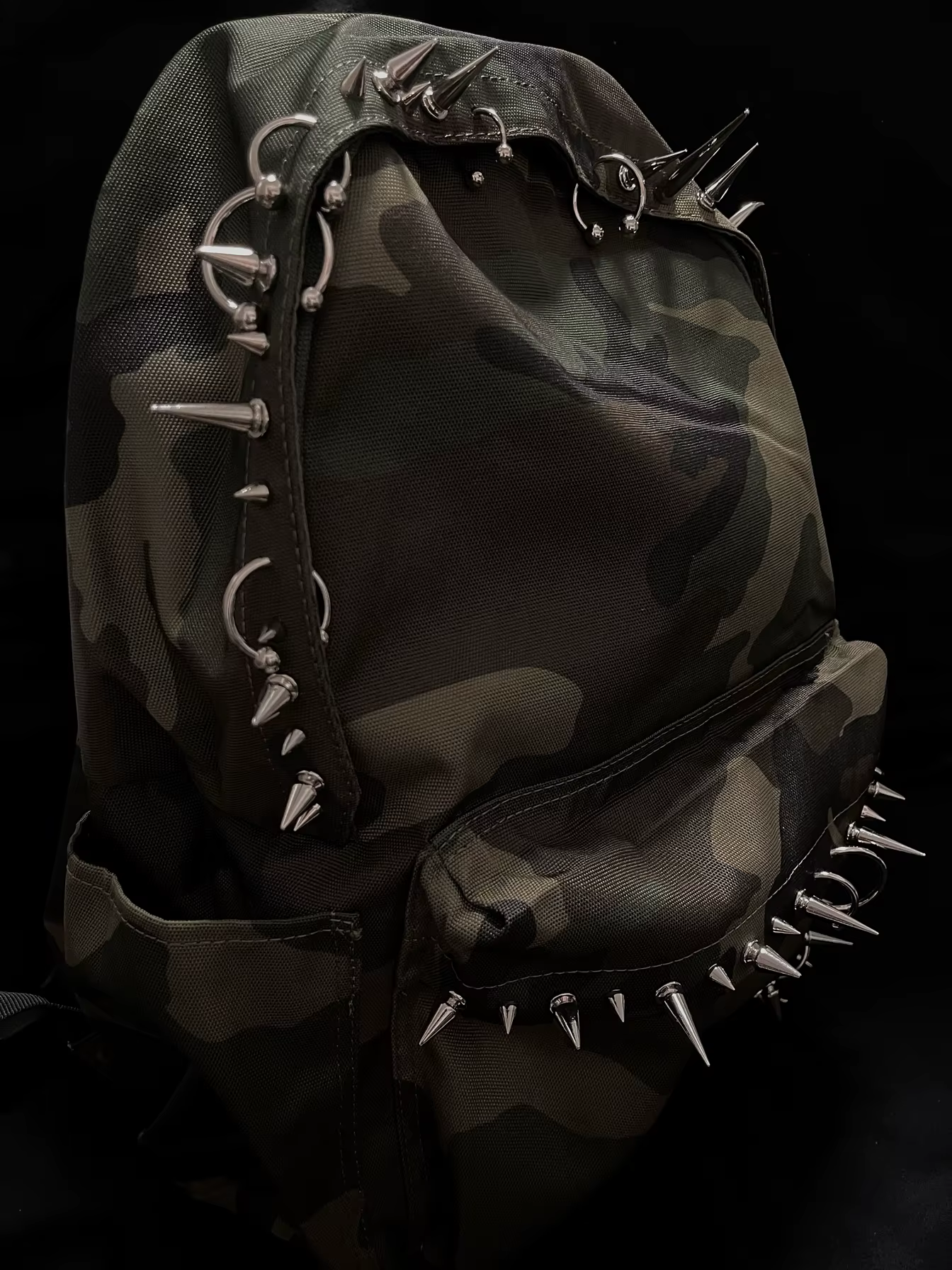 Sac à dos imprimé camouflage à rivets punk pour hommes et femmes, sac à dos conçu à la mode