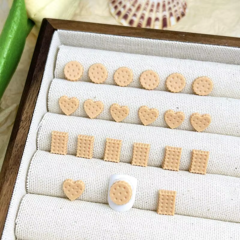 Biscuits ronds en forme de cœur lumineux, 50 pièces, décorations pour Nail Art, trou en résine 3D, B