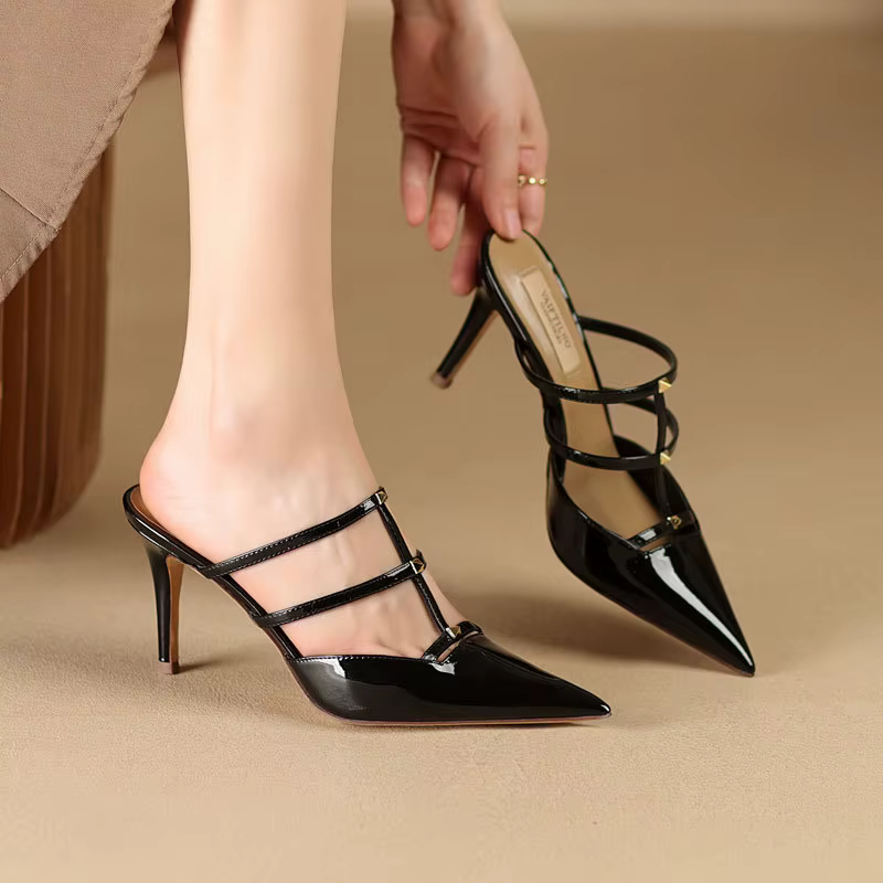 Escarpins à talons hauts et bout pointu, nouvelle collection printemps-été 2026, en cuir, avec rivet
