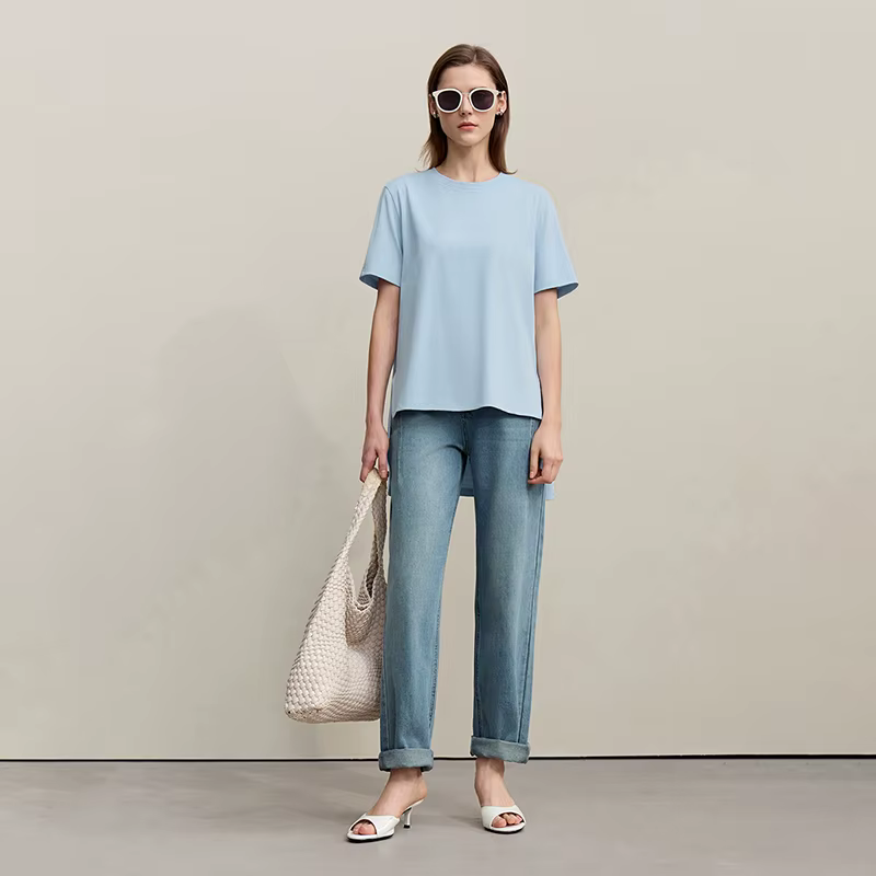 T-shirt Amii Femme Été 2026 Nouveau Col Rond Fente Latérale Coton Broderie Lettre Dentelle Accent Te