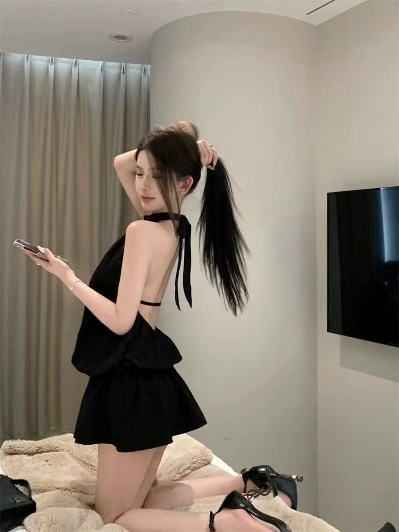 La nouvelle robe dos nu à col licou de couleur unie de Y2K est une jupe courte sexy, élégante et ami