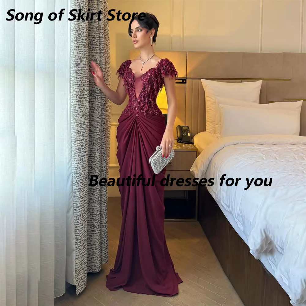 Robe de soirée bordeaux personnalisée, col en V, manches courtes, ornée de perles et de pompons, cou