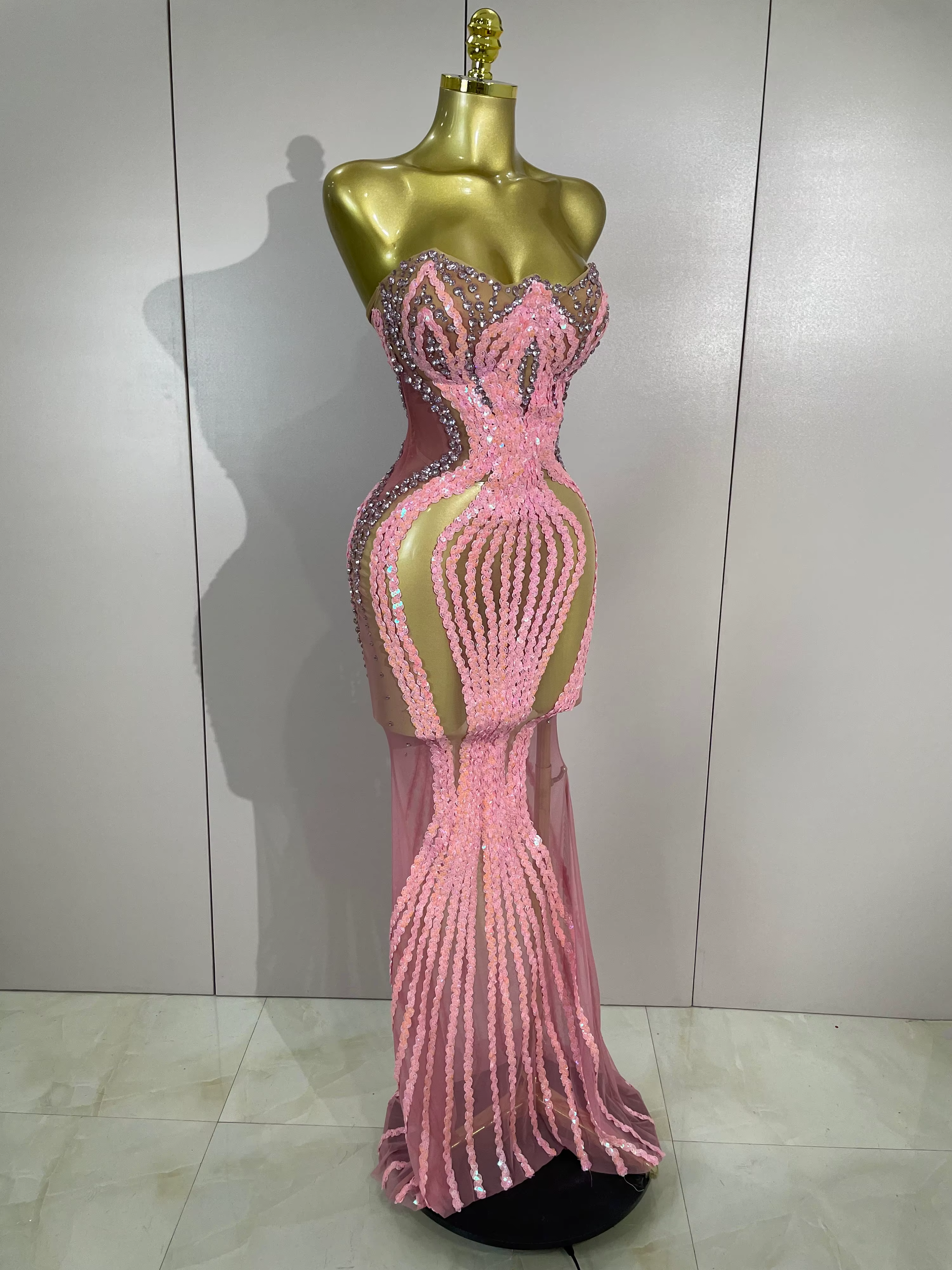 Robe longue sexy scintillante rose avec strass et paillettes, sans bretelles, en maille transparente