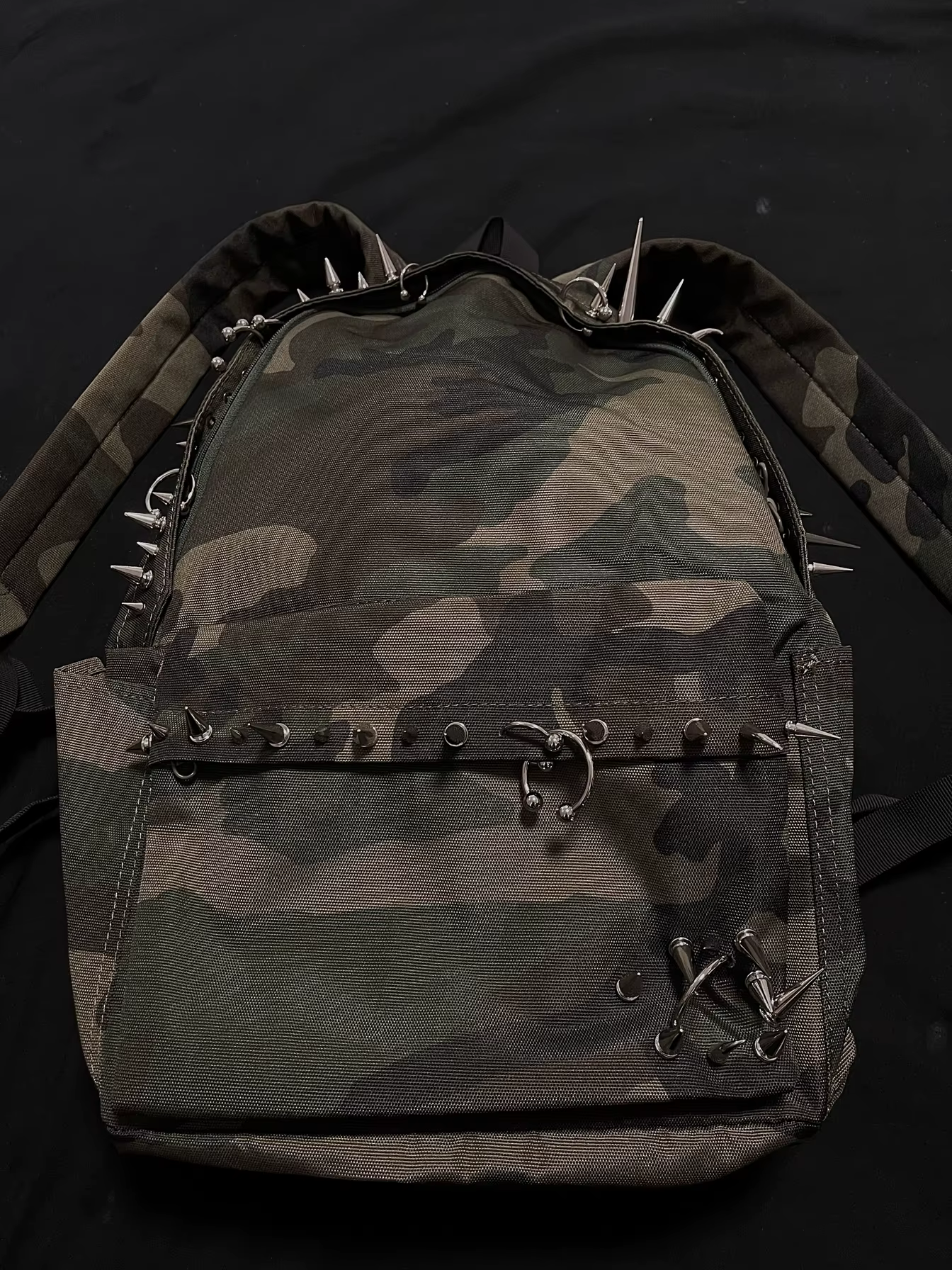 Sac à dos imprimé camouflage à rivets punk pour hommes et femmes, sac à dos conçu à la mode