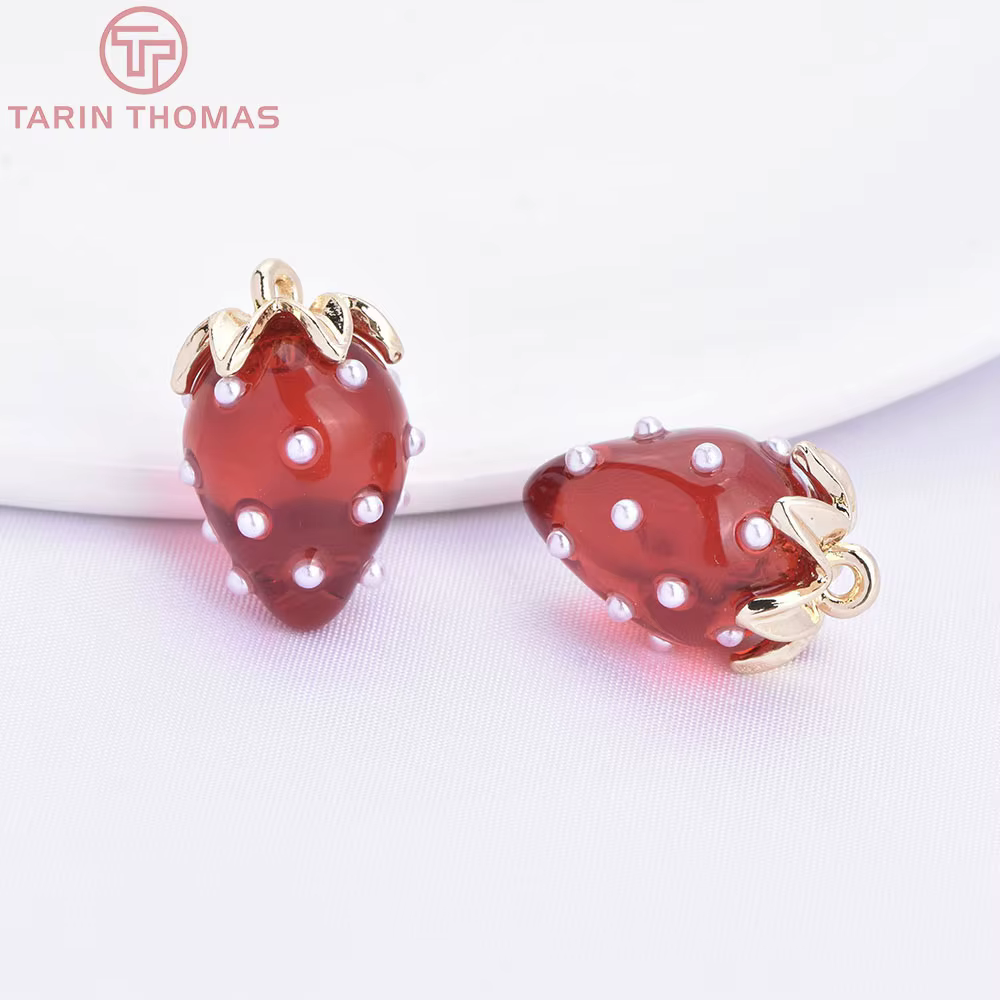 (10593) 4 pendentifs creux en forme de fraise, en laiton couleur or 18 carats, ornés de perles, de h
