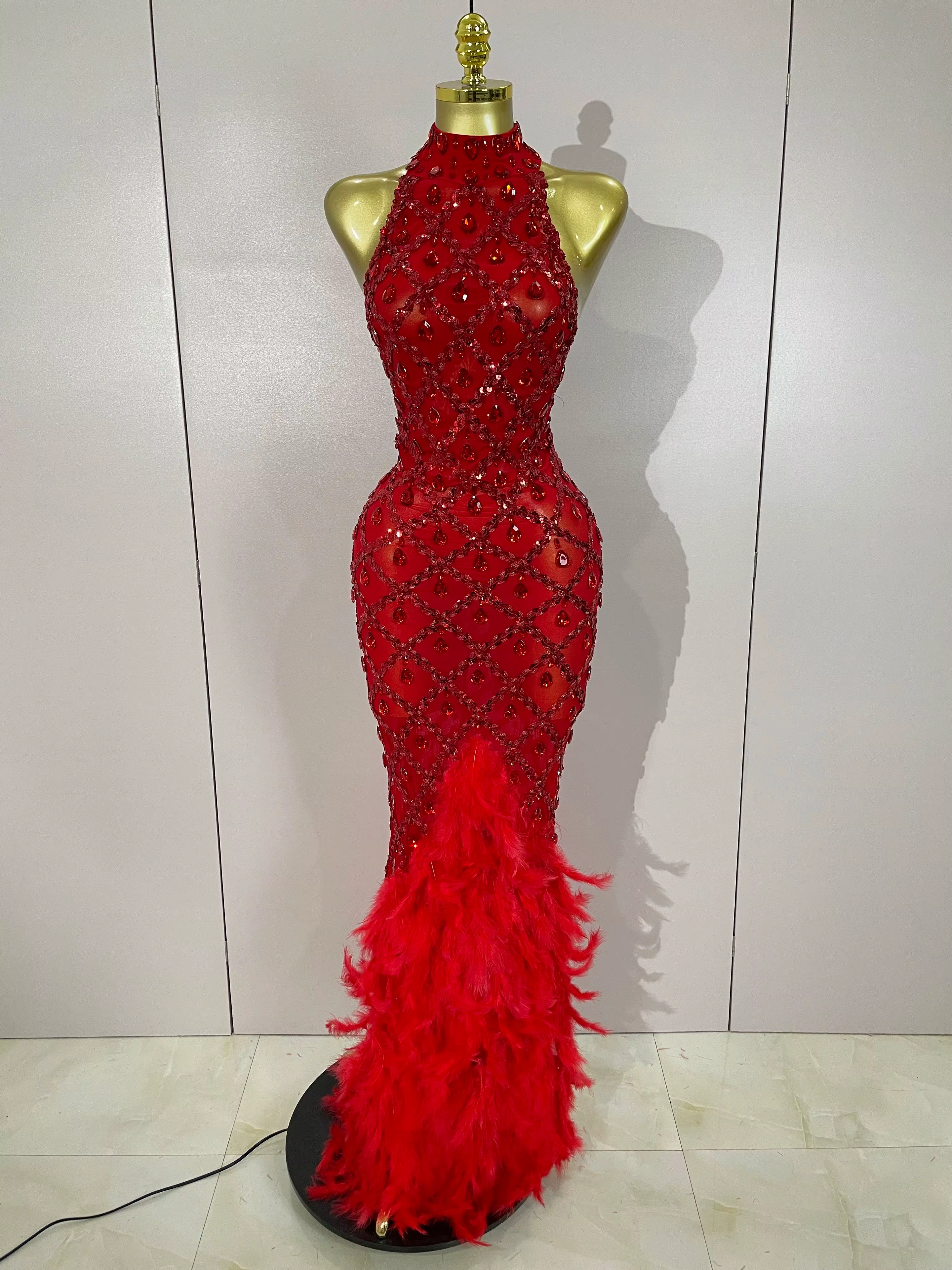 Luxe brillant rouge strass plume Sexy maille voir à travers longue robe femmes anniversaire soirée d