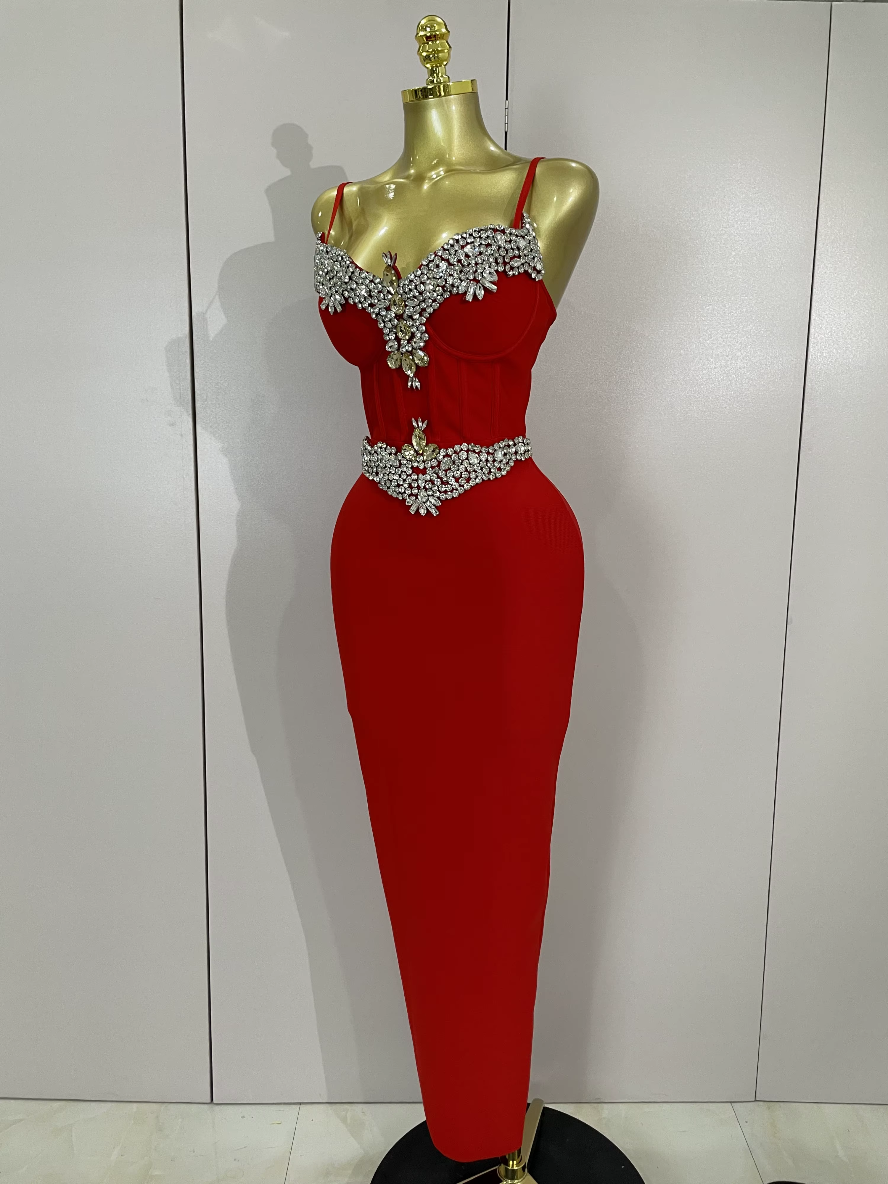 Femmes de luxe diamants Sexy perles pansement longue robe moulante élégante 2025 célébrité soirée fê