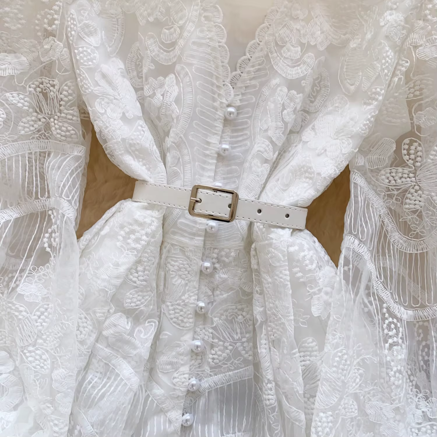 Robe en dentelle blanche française pour femme, broderie de fleurs, coutures en maille, boutons de pe