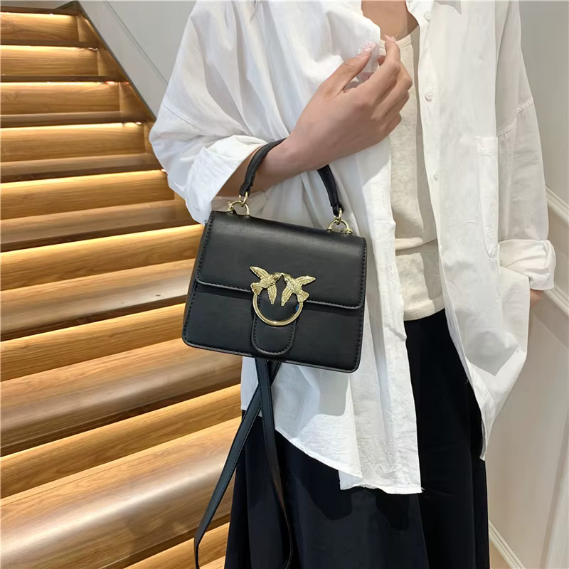 Sac à langer de luxe stable avec un design bien structuré qui conserve sa forme même lorsqu'il est e