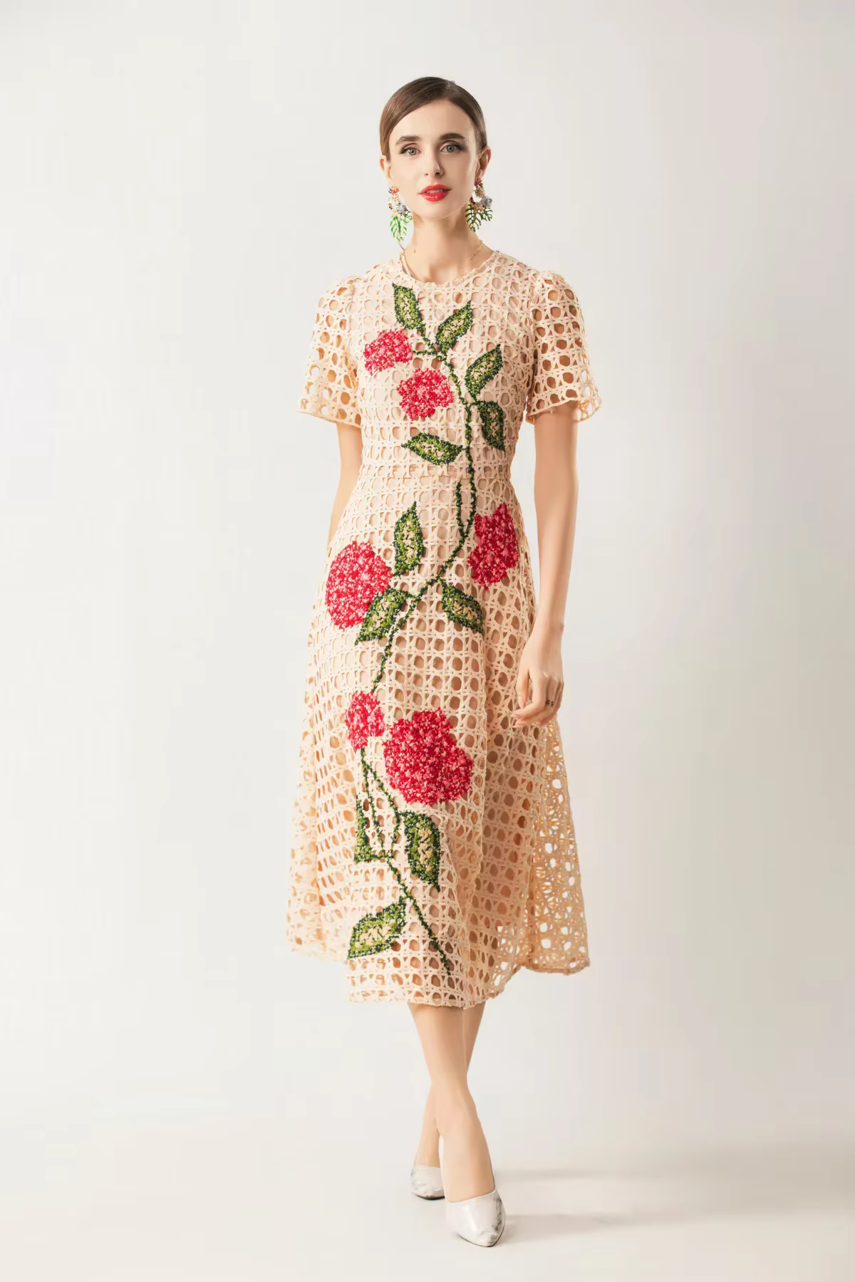 Robe brodée ajourée pour femmes, Style à la mode, motifs de fleurs, manches courtes, mi-mollet, abri