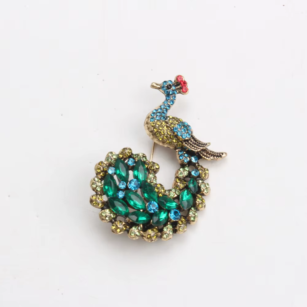 Broche luxueuse en forme de paon - Accessoire pour ajouter du glamour aux robes du soir, aux manteau