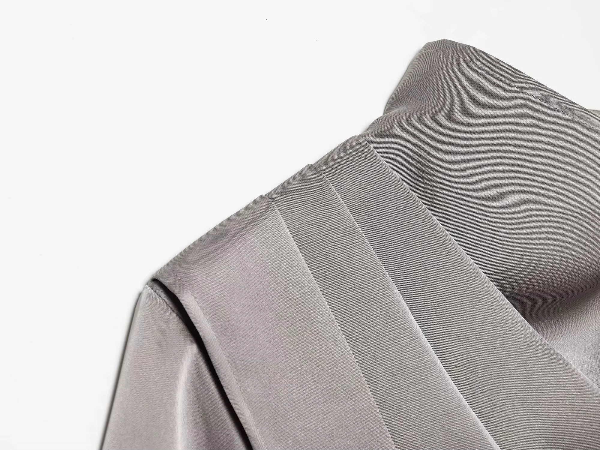 ETJ 2026 printemps nouveau femmes élégant mode châle design satin drapé haut asymétrique froissé che